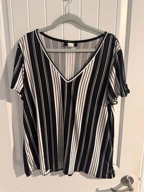 Elizabeth 2X Black & White Striped V-Neck Blouse Roll Tab Sleeve Plus Size